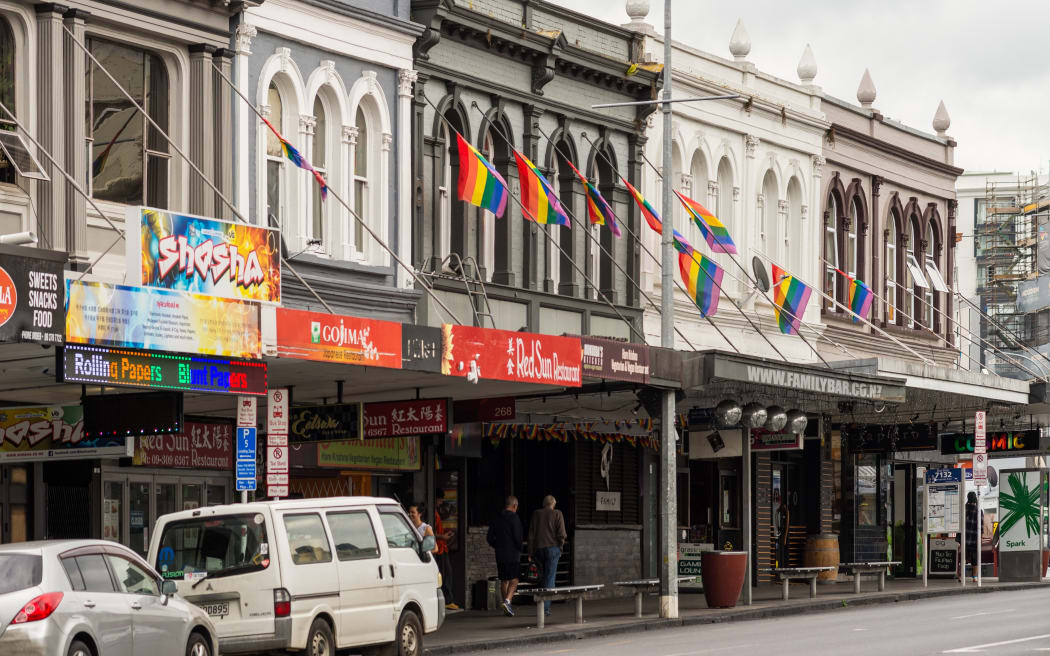 The old shopping street Karangahape features early 20th century facades and rows of shops and restaurants.
