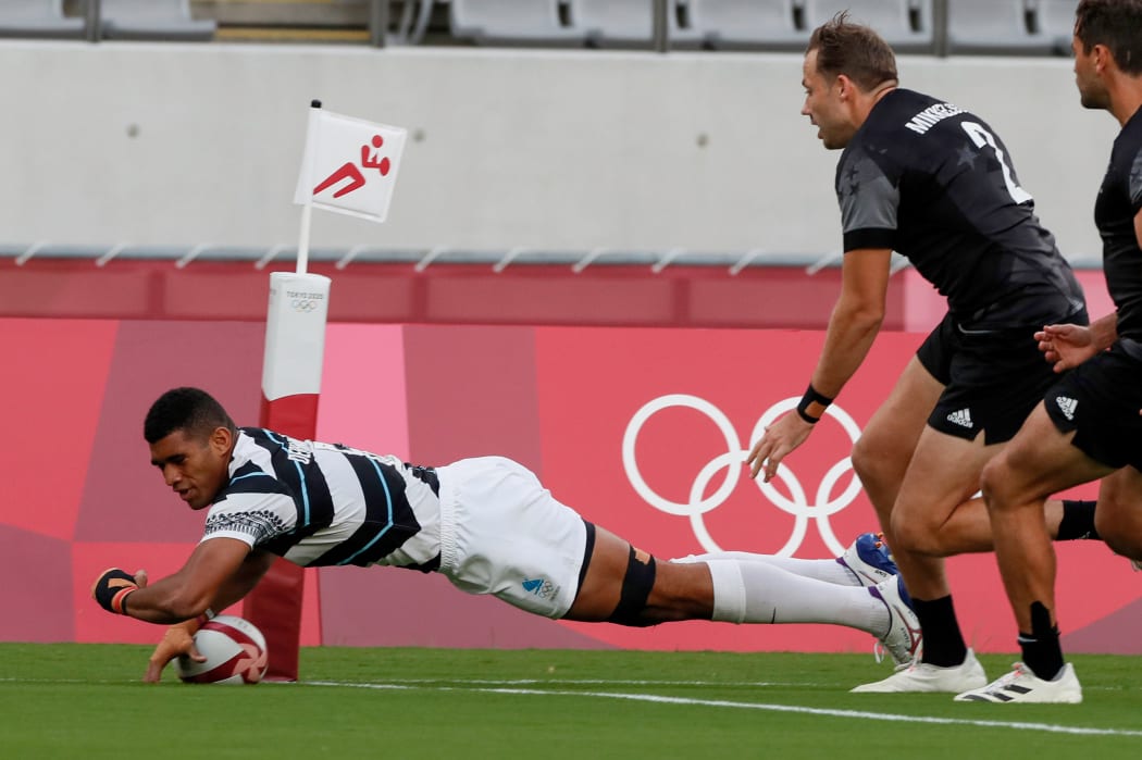 Meli Derenalagi scores a try in the Olympic men's sevens final.