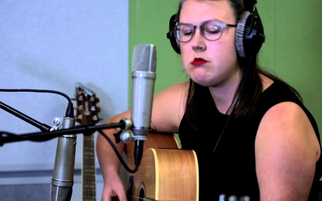 Nadia Reid performing Call the Days live on RNZ.