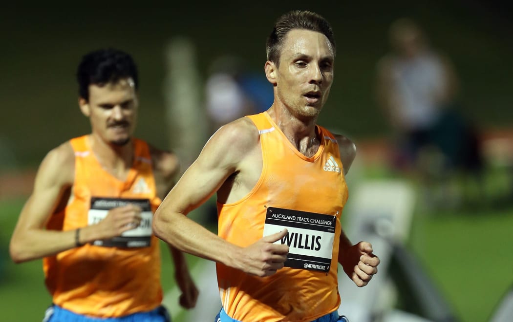 Nick Willis beats Zane Robertson in Auckland 5000m race in 2015.