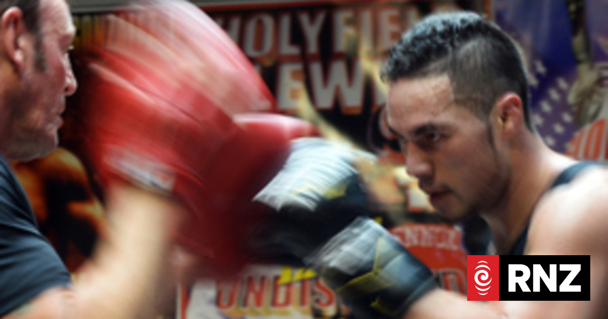 All eyes on NZ Samoan boxer as he fights for world title | RNZ