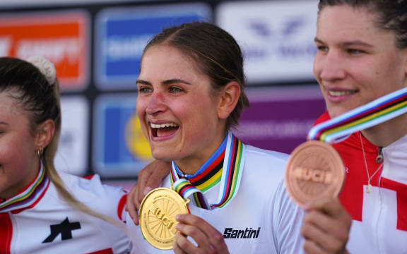 New Zealand mountain bike rider Sammie Maxwell won gold in the under-23 women's cross country at the cycling world championships in Scotland.