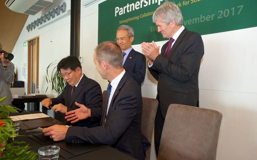 At the signing of the deer velvet deal - (seated) Yuhan Corporation chief executive Jung Hee Lee, and Deer Industry NZ head Dan Coup. Standing are the Ambassador for the Republic of Korea, Mr Seung-bae Yeo and the Minister of Agriculture Damien O’Connor.