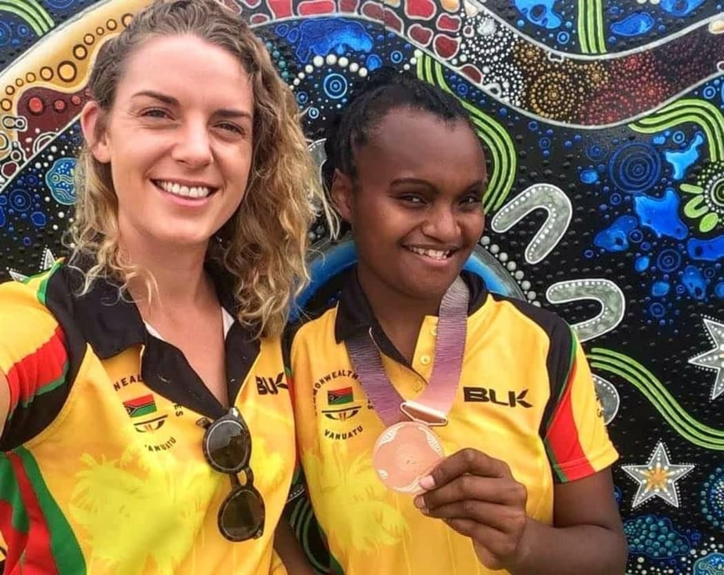 Jessica Richardson with Vanautu's first ever Commonwealth Games medallist, Friana Kwevira.