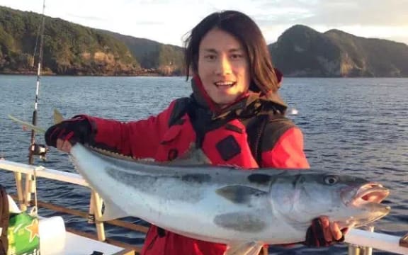 Kingsley Jin, a Chinese fishing enthusiast from Auckland, urges people to follow New Zealand’s fishing rules and to always prioritize water safety.