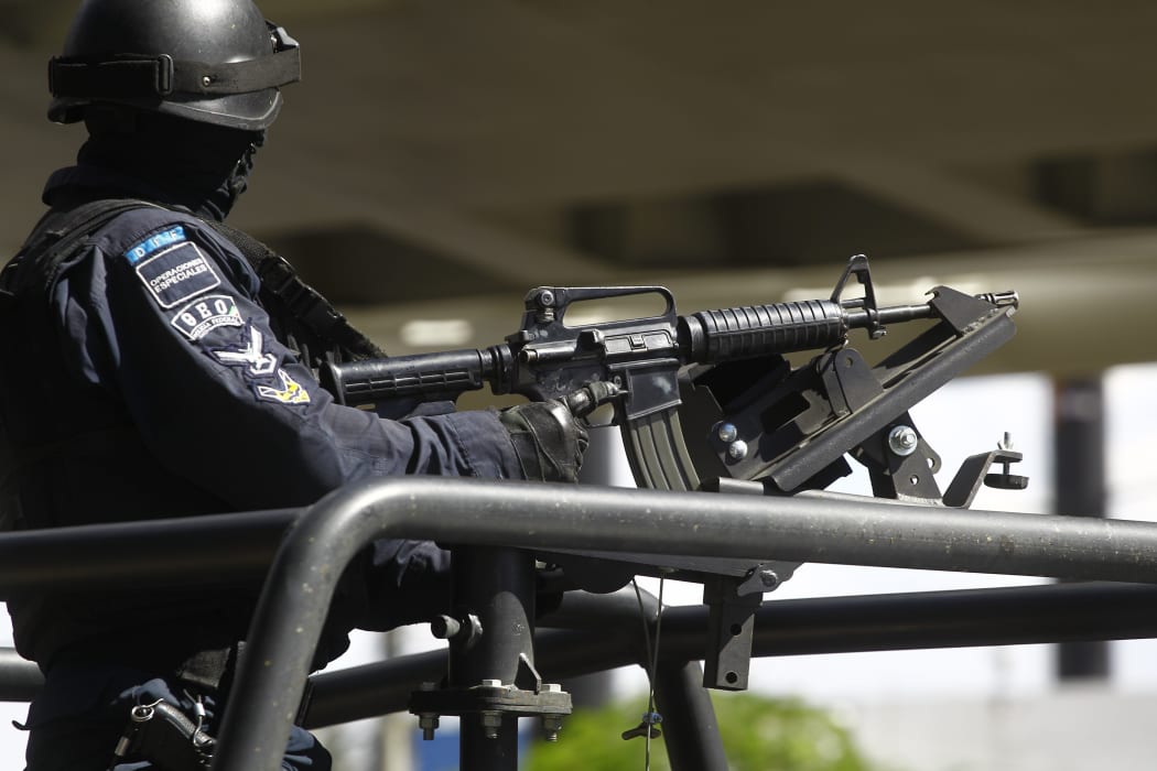 A member of Mexico's federal police special forces guards a national security meeting in Guadalajara, Jalisco (5 May 2015).
