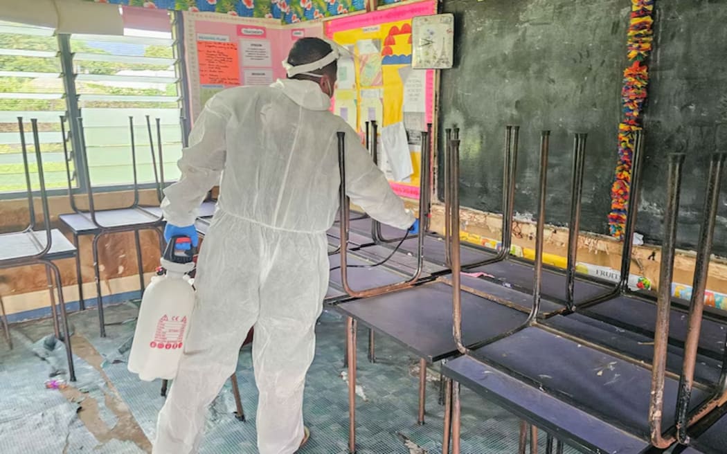 Schools in Samoa have remained closed for a third week, as the country grapples with a dengue fever outbreak.