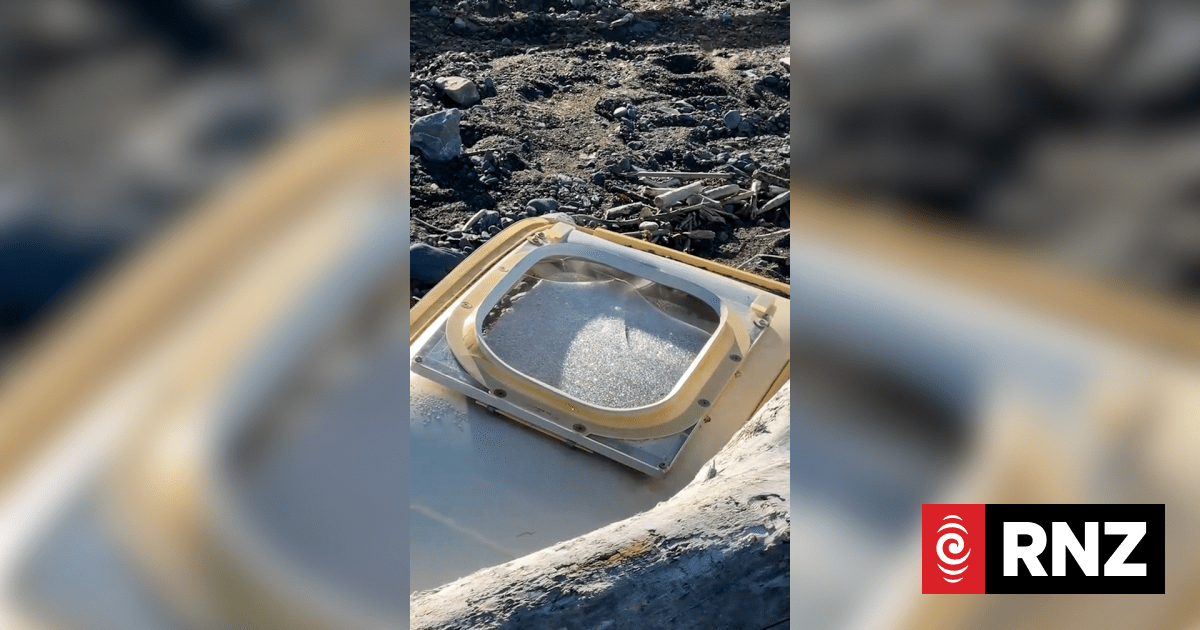 Woman out for walk finds possible plane door on Wellington beach
