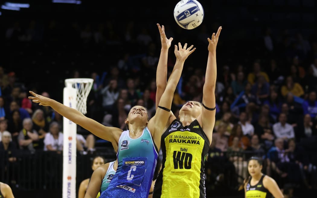 Pulse's Paris Lokotui (right) takes a pass ahead of the Mystics' Tayla Earle during the ANZ Premiership.