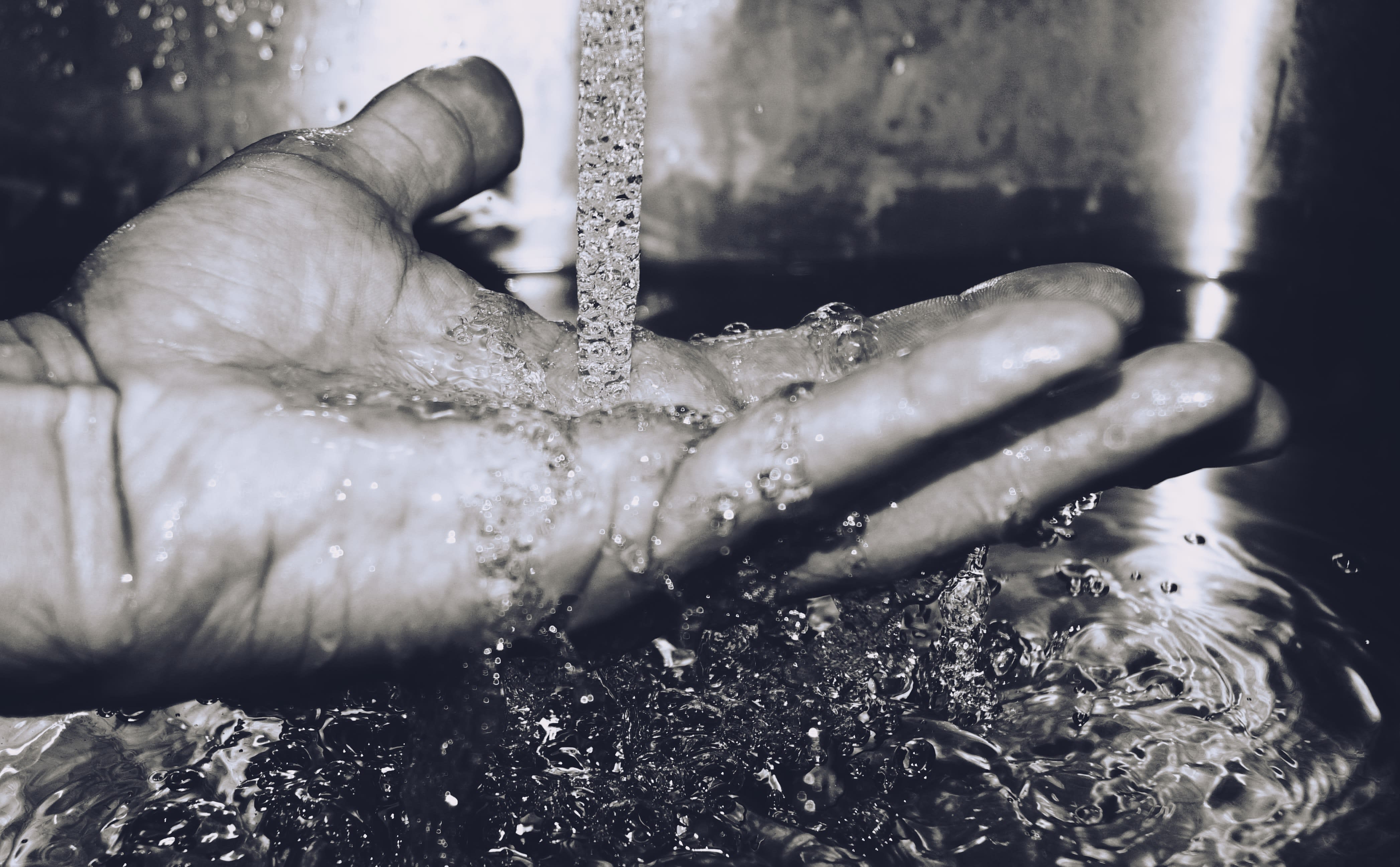 male hand under tap