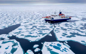 Heading for the new MOSAiC ice floe, Polarstern takes the shortest way to the area of interest: via the North Pole.