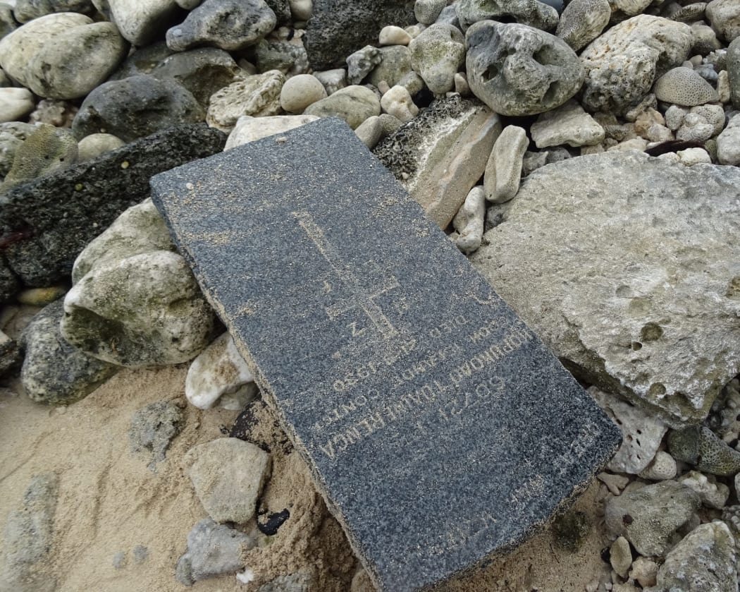 A headstone of a Cook Islands soldier who served in the First World War is found washed up on the beach.