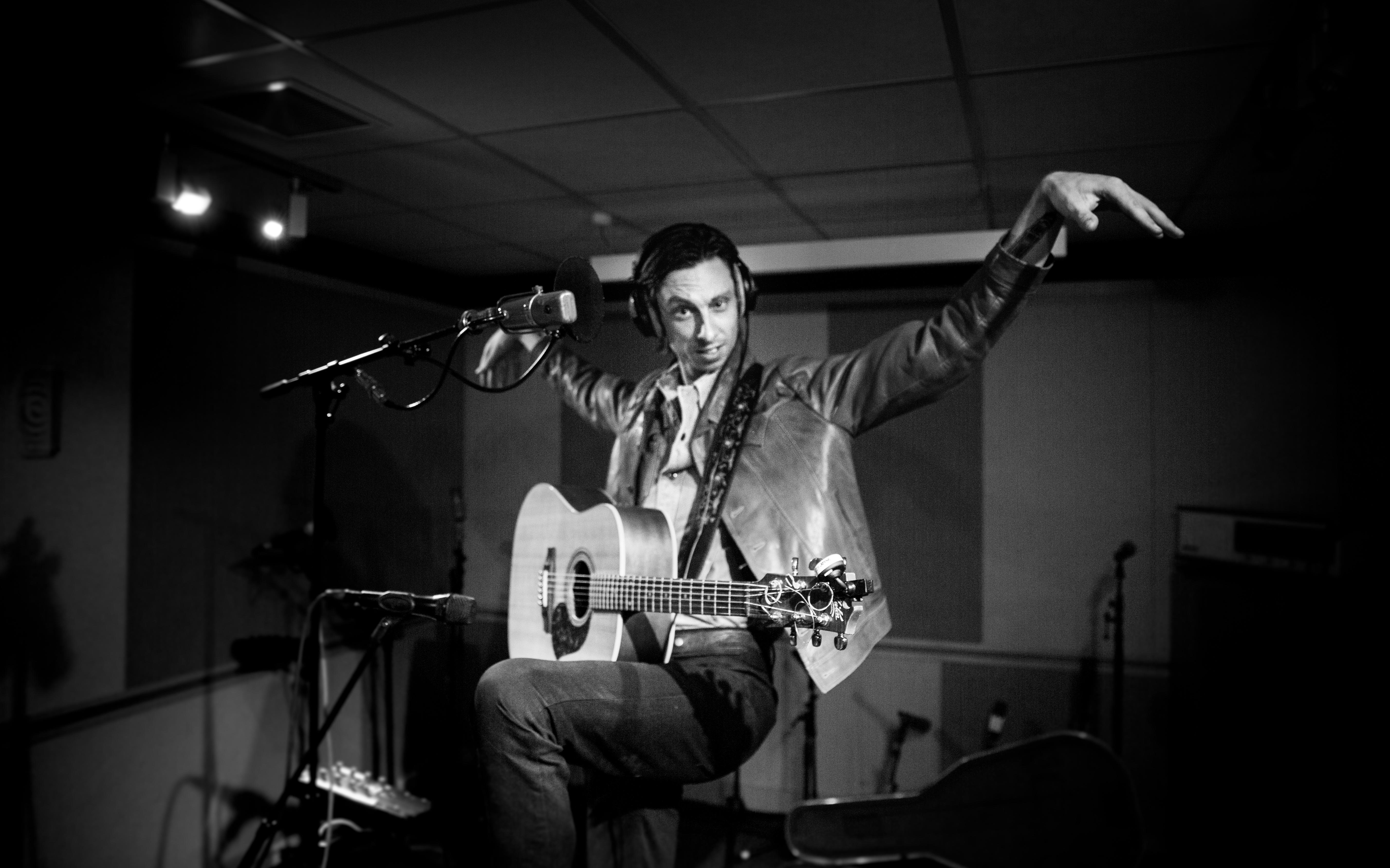 Musician Stan Woodhouse, aka Skyscraper Stan, in the RNZ Auckland studios. 2 November 2017.