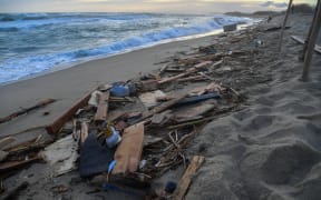 A view taken on February 26, 2023 shows debris of a shipwreck washed ashore in Steccato di Cutro, south of Crotone, after a migrants' boat sank off Italy's southern Calabria region. - 59 migrants, including a tiny baby, died after their overloaded boat sank early on February 26, 2023 in stormy seas off Italy's southern Calabria region, the mayor of Crotone Vincenzo Voce said. (Photo by Alessandro SERRANO / AFP)