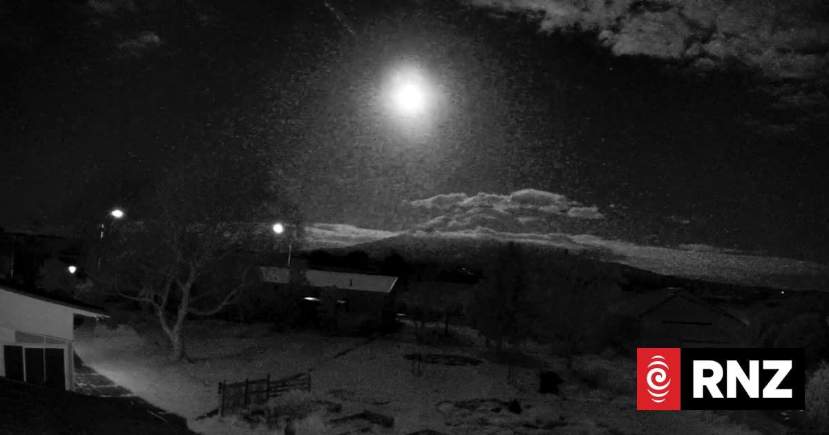 'Bright as': Fireball lights up skies above Taranaki Maunga