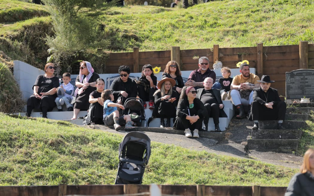 Kiingi Tuheitia supporters await the arrival of his body at Taupiri maunga