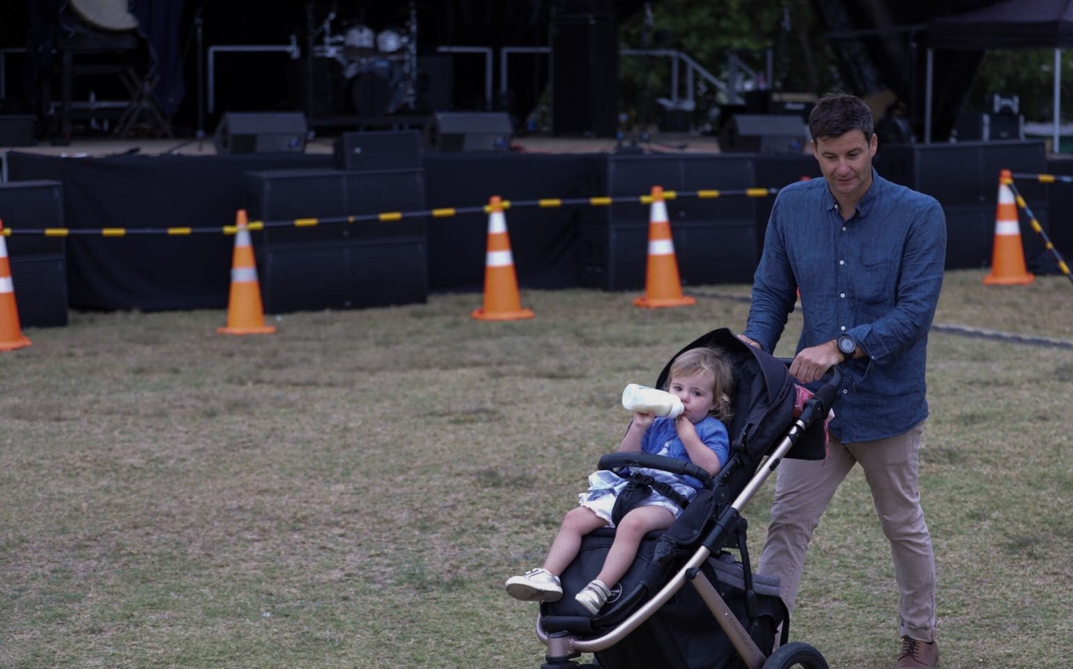 Clarke Gayford looking after baby Neve.