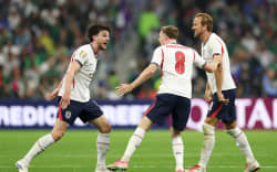 MEXICO CITY, MEXICO - JULY 05: Declan Rice #4, Harry Kane #9 and Elliot Anderson #8 of England celebrate the team’s 3-2 victory after the FIFA World Cup 2026 Round of 16 match between Mexico and England at Mexico City Stadium on July 05, 2026 in Mexico City, Mexico. (Photo by Michael Steele/Getty Images)