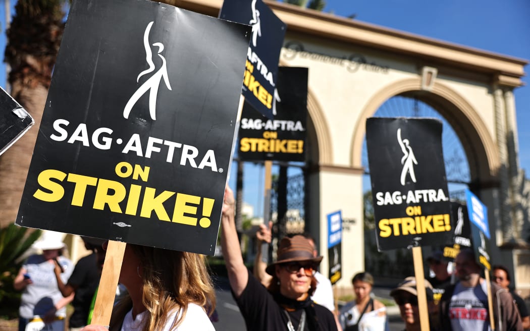 LOS ANGELES, CALIFORNIA - NOVEMBER 03: SAG-AFTRA member Caryn West (C) and other members and supporters picket outside Paramount Studios on day 113 of their strike against the Hollywood studios on November 3, 2023 in Los Angeles, California. Contract negotiations between the actors union and the Alliance of Motion Picture and Television Producers (AMPTP) are continuing in the strike which began on July 14.   Mario Tama/Getty Images/AFP (Photo by MARIO TAMA / GETTY IMAGES NORTH AMERICA / Getty Images via AFP)