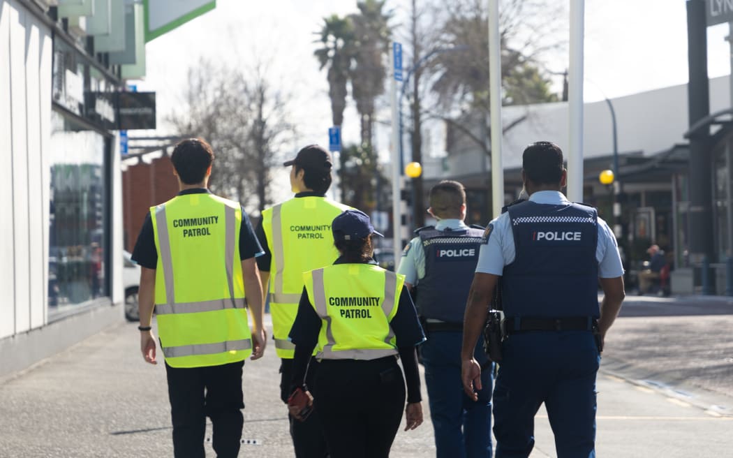 Volunteers from the Tāmaki Makaurau Safety Patrol Group are patrolling the streets with the police.