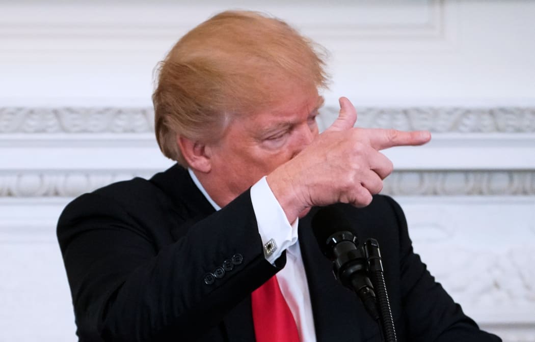 US President Donald Trump gestures as he speaks during the 2018 White House business session with state governors in the State dining Room of the White House on February 26, 2018 in Washington, DC. / AFP PHOTO / MANDEL NGAN