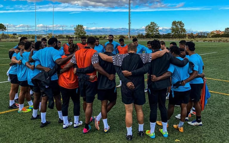 The Flying Fijians huddle together in training.