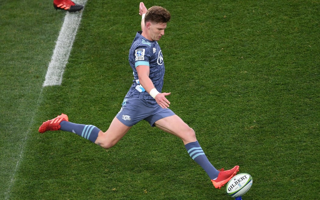 Jordie Barrett kicks a massive penalty. Chiefs v Hurricanes, Super Rugby Aotearoa. FMG Stadium, Hamilton, New Zealand. Sunday 5 July 2020. © Copyright photo: Andrew Cornaga / www.photosport.nz