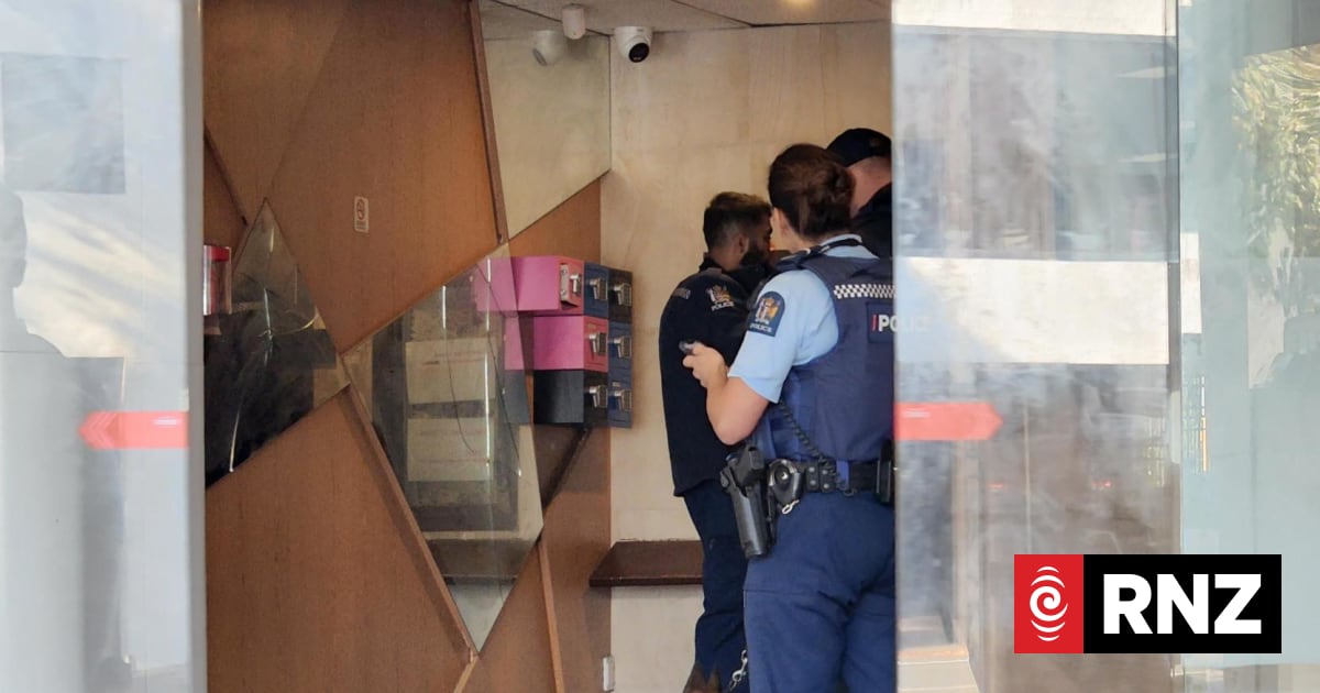 Armed police swarm central Auckland building | RNZ