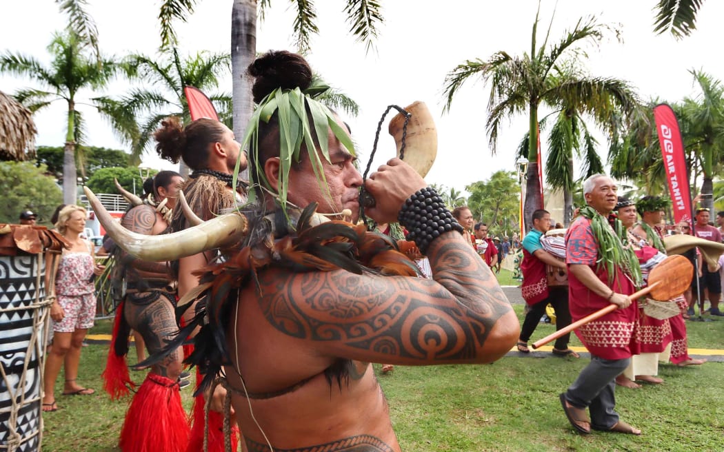 Two double-hulled voyaging canoes from Hawaii have arrived in Tahiti to a welcome ceremony attended by more than a thousand French Polynesians.