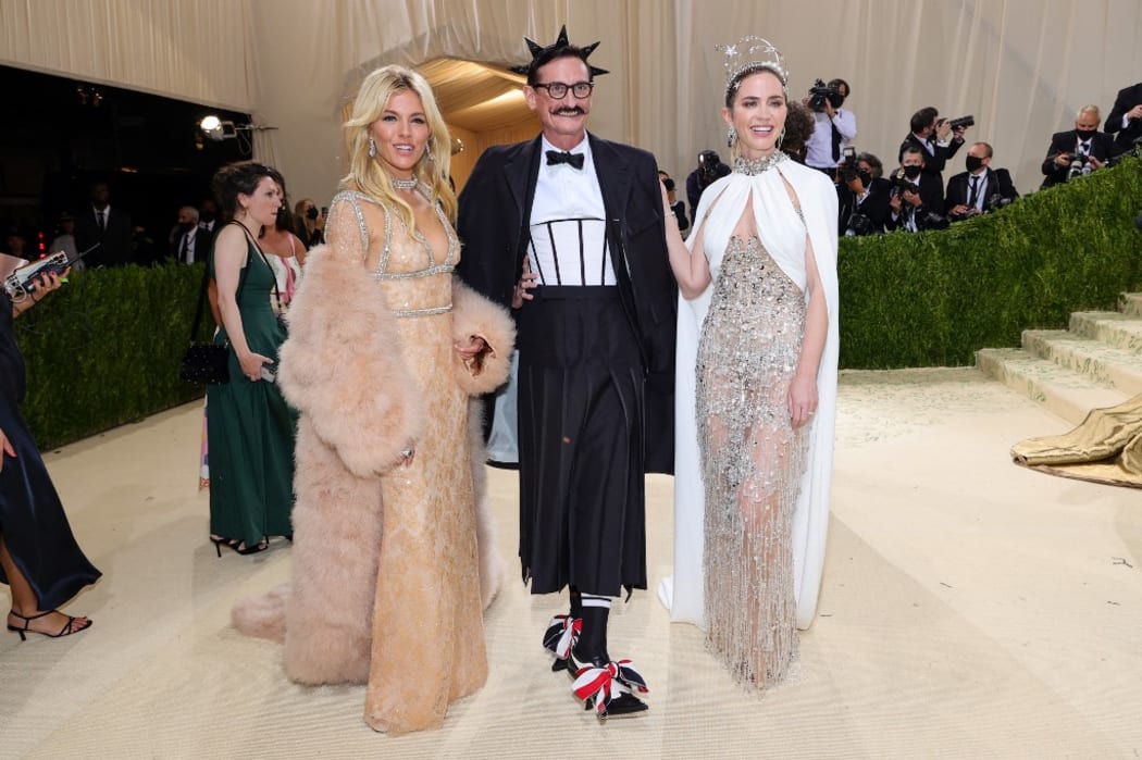 NEW YORK, NEW YORK - SEPTEMBER 13: (L-R) Sienna Miller, Hamish Bowles and Emily Blunt attend The 2021 Met Gala Celebrating In America: A Lexicon Of Fashion at Metropolitan Museum of Art on September 13, 2021 in New York City.
