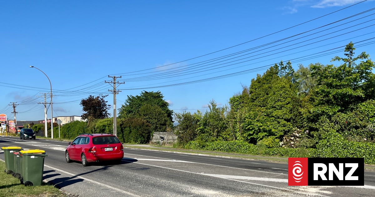 Charges laid after fatal car on bus crash in Rotorua | RNZ