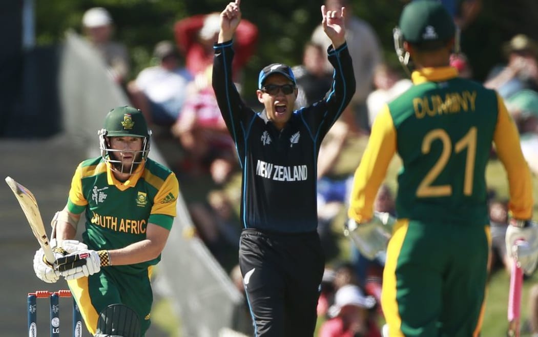 Tom Latham and Ross Taylor appeal successfully for the wicket of South Africa's Wayne Parnell.