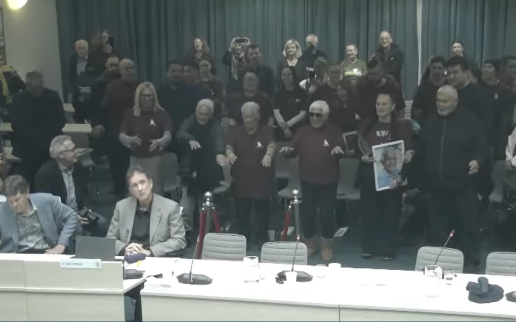 Dozens of members of Te Kawerau ā Maki, and other Iwi and Hapu, including Ngāti Whātua Ōrākei, Ngāti Manuhiri and Ngāti Pāoa - sing a waiata in celebration of the Deed of Acknowledgement being passed by Auckland Council. 
