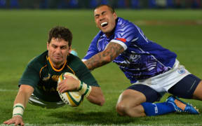 Morne Steyn of South Africa scores against Samoa's Tusi Pisi, Pretoria, 2013.