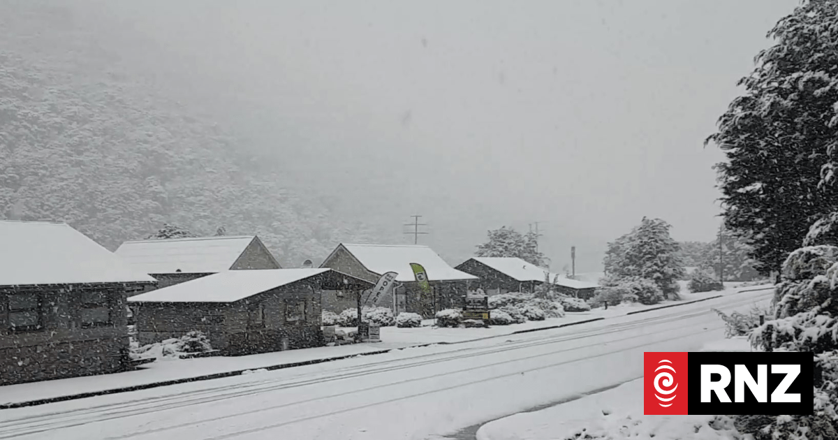 Heavy snow closes roads in Canterbury and Otago, as wild weather ...