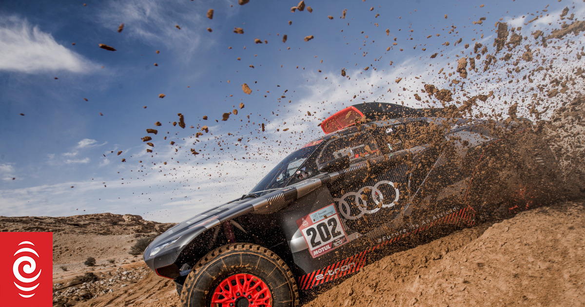 Sainz claims Dakar Rally lead as defending champion bombs - Vimarsana News