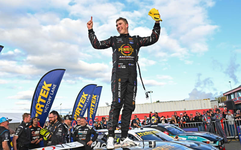 Kiwi Matt Payne grabs thrilling Bathurst victory in late-race drama | RNZ