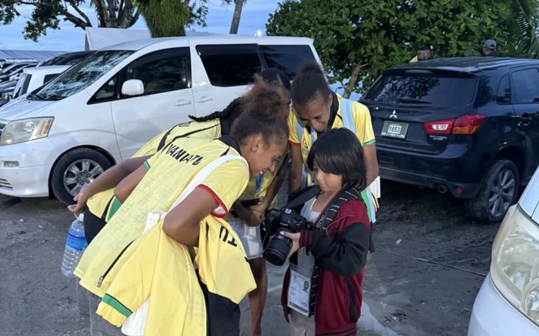 Yoshi showing Team Vanuatu his work