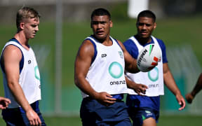 Zyon Maiu'u (with ball) at Warriors training.