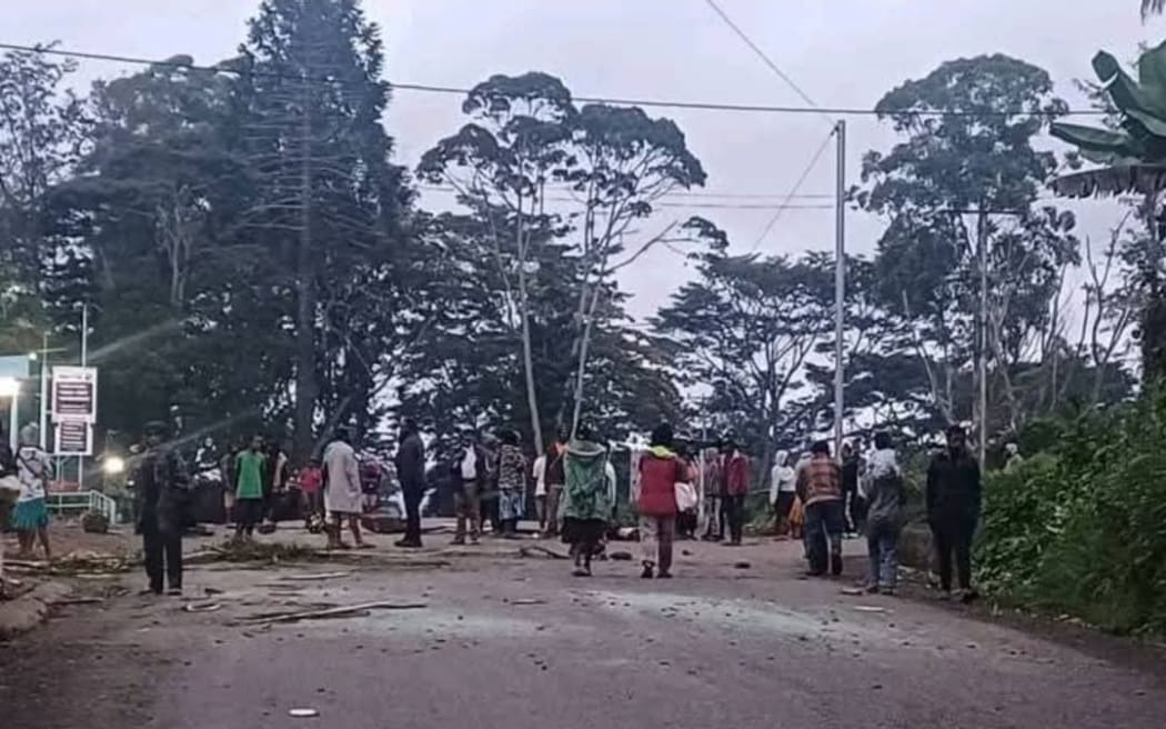 The family of a police constable, killed in an ambush last month, has blocked a section of the Highlands Highway in Goroka.