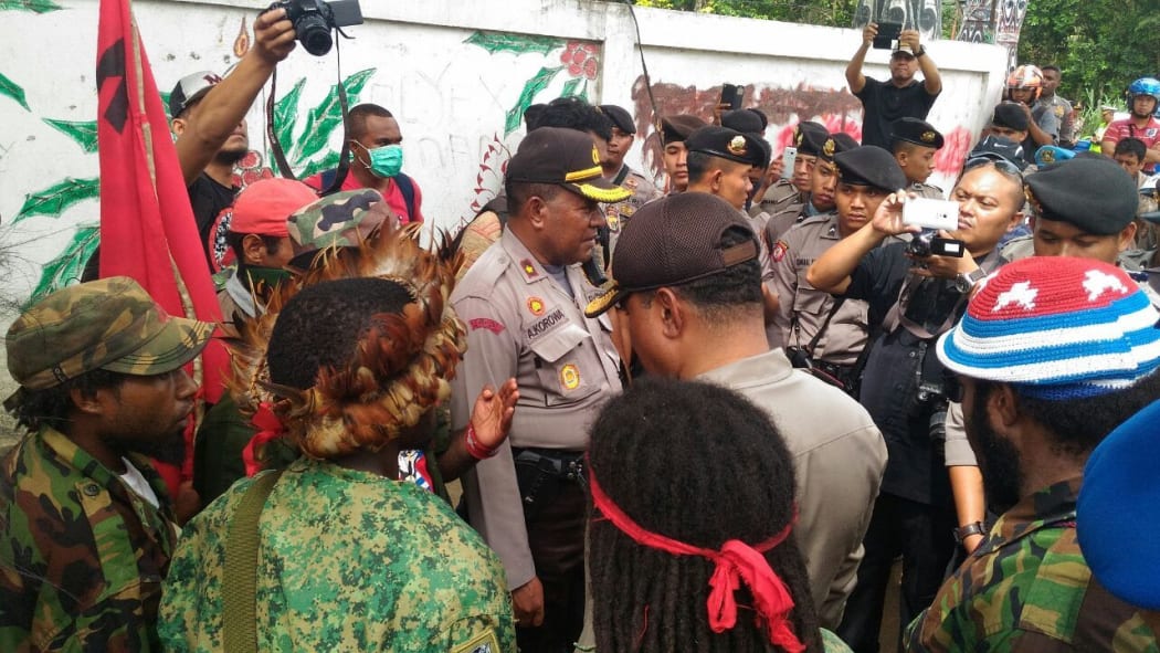 Indonesian police talk to members of the West Papua National Committee in Jayapura during their demonstration, 31 May 2016.