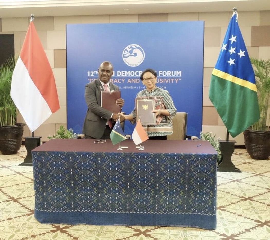 The foreign ministers of Solomon Islands and Indonesia, Jeremiah Manele (Left) and Retno Marsudi, pose for a photo after signing a bilateral development cooperation framework agreement. Bali, 5 December 2019