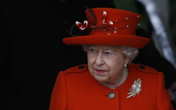 Britain's Queen Elizabeth II leaves the church after the Royal Family's traditional Christmas Day service at St Mary Magdalene Church in Sandringham, Norfolk, eastern England, on December 25, 2017. / AFP PHOTO / Adrian DENNIS