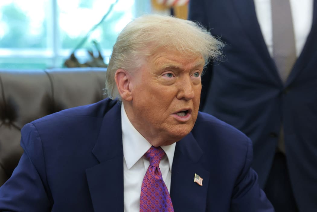 Trump threatens 50% tariffs on Brazil if it doesn't stop the Bolsonaro 'witch  hunt' trial | RNZ News