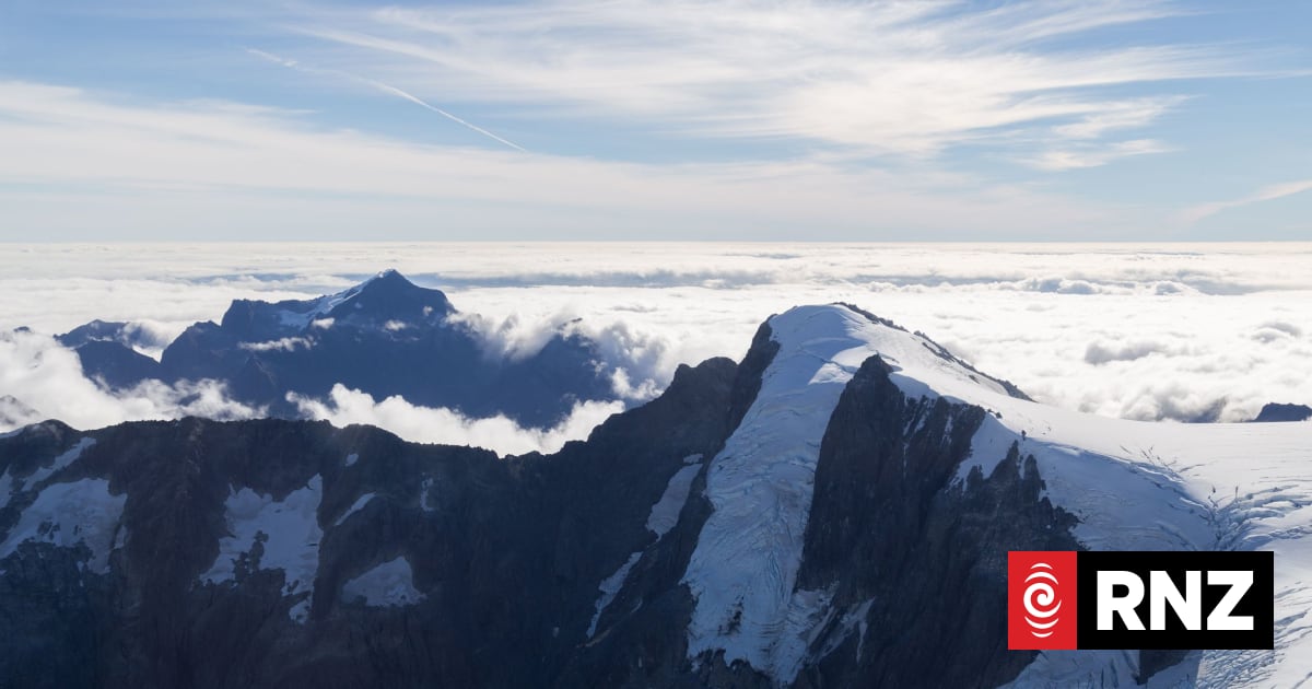 Two rescued after climber falls 200m into Mt Aspiring crevasse