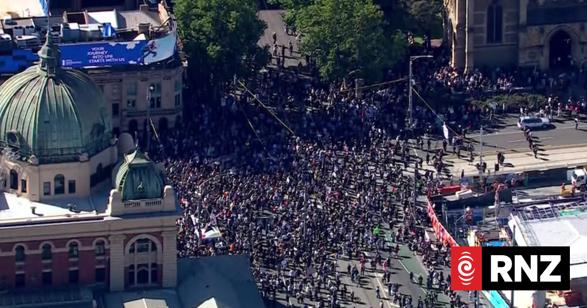 Protesters march through Melbourne's CBD as Israeli President concludes visit