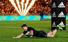 All Blacks Beauden Barrett scores a try.