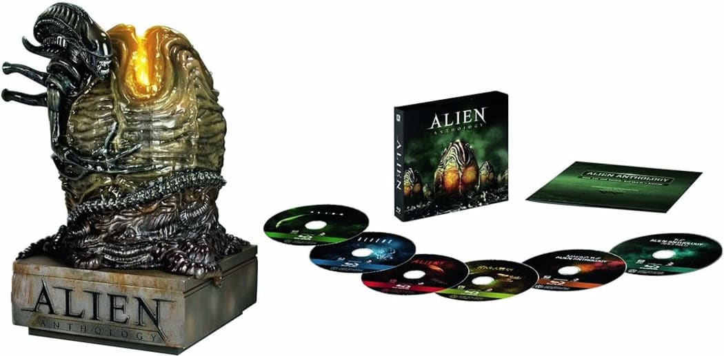Pack shot for the limited edition Alien Anthology Iluminated egg statue edition