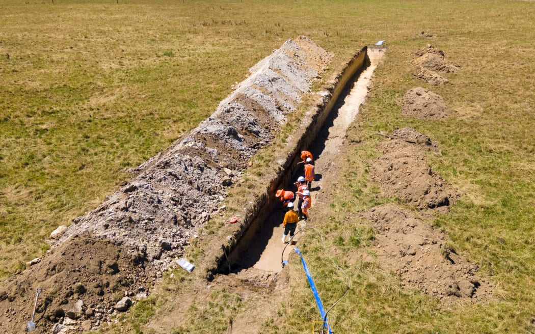 GNS and EQC fault line researchers at Te Puninga