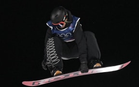 New Zealand's Zoi Sadowski Synnott competes in the snowboard women's big air final run 2 during the Milano Cortina 2026 Winter Olympic Games at Livigno Snow Park, in Livigno (Valtellina), on February 9, 2026. (Photo by Jeff PACHOUD / AFP)